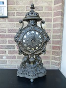 Renaisence style Pendule  in spelter zamac, France 1900