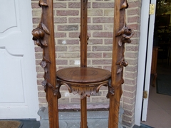 Roccoco style Pedestal stand with heads and flowers in carved walnut, Italy 1900