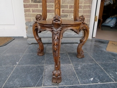 Roccoco style Pedestal stand with heads and flowers in carved walnut, Italy 1900