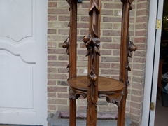 Roccoco style Pedestal stand with heads and flowers in carved walnut, Italy 1900