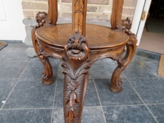 Roccoco style Pedestal stand with heads and flowers in carved walnut, Italy 1900