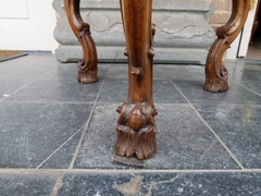 Roccoco style Pedestal stand with heads and flowers in carved walnut, Italy 1900