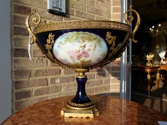 style Sévres centerpiece in gilded bronze and Sévres porcelain, France 1920